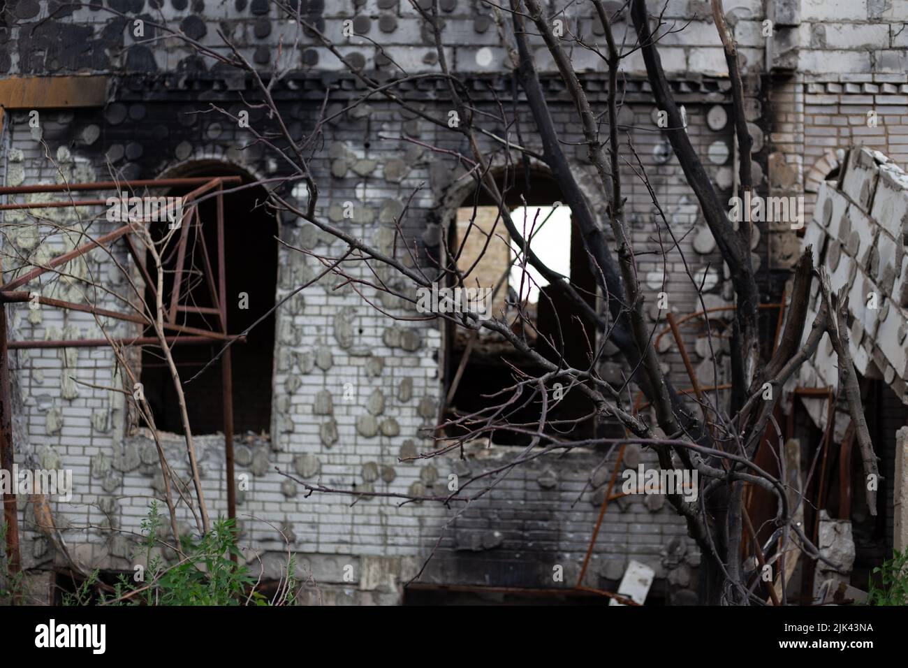 Zerstörte Häuser nach Bränden, Artillerie und Bomben während der russischen Invasion der Ukraine Stockfoto