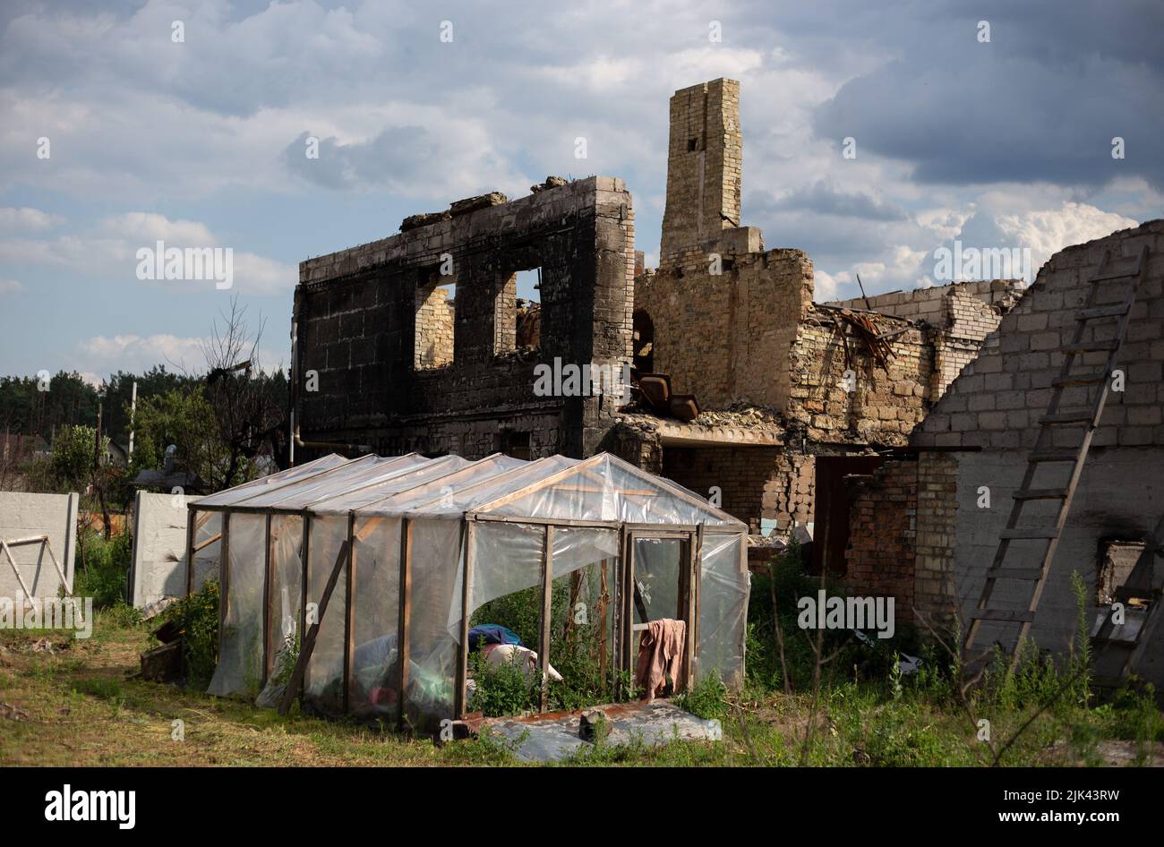 Zerstörte Häuser nach Bränden, Artillerie und Bomben während der russischen Invasion der Ukraine Stockfoto