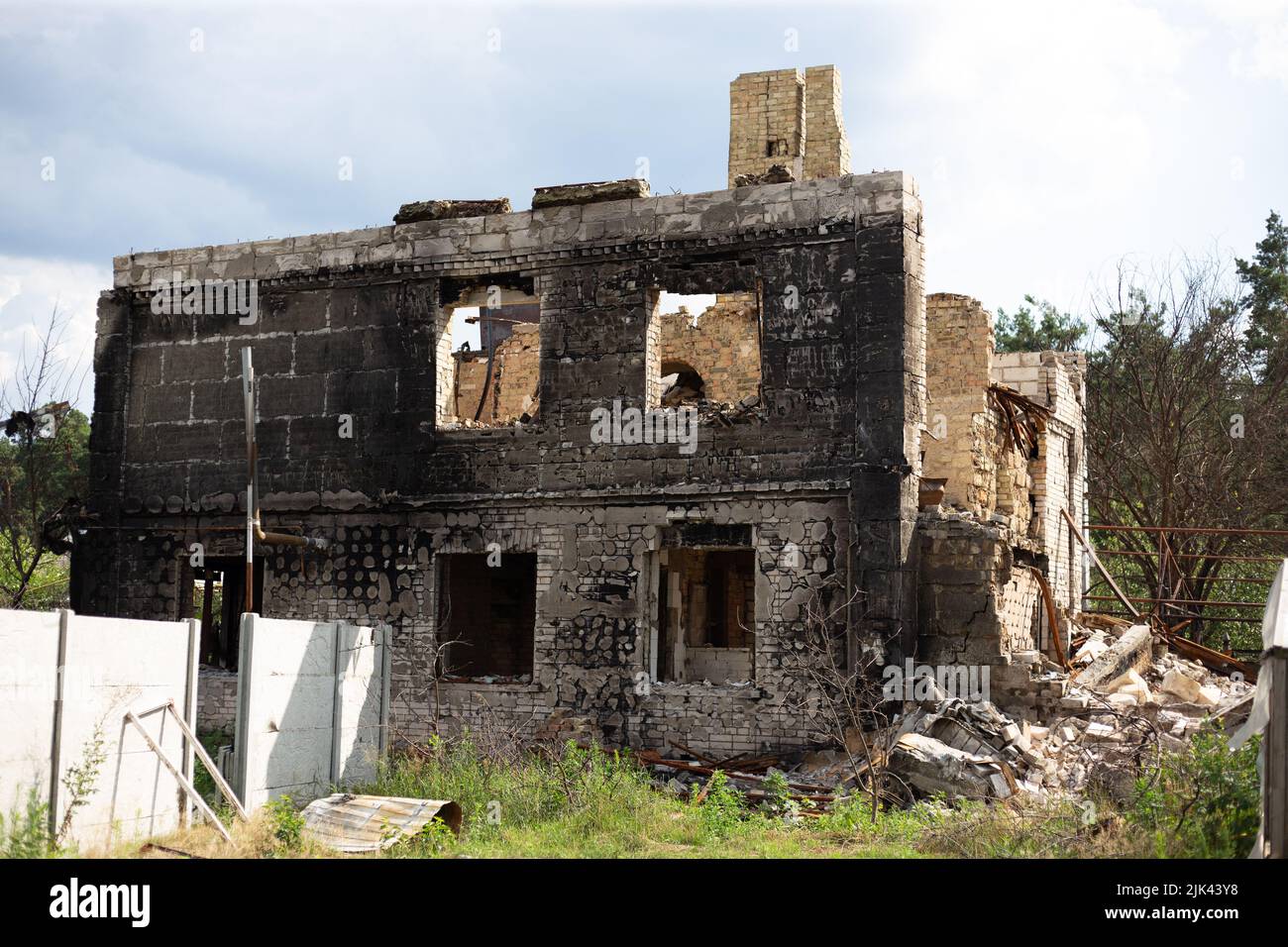 Zerstörte Häuser nach Bränden, Artillerie und Bomben während der russischen Invasion der Ukraine Stockfoto