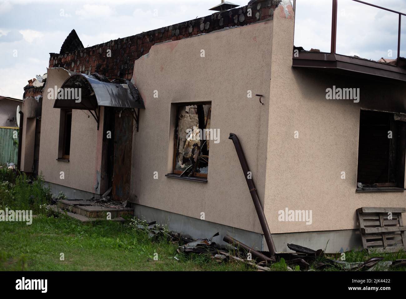 Zerstörte Häuser nach Bränden, Artillerie und Bomben während der russischen Invasion der Ukraine Stockfoto