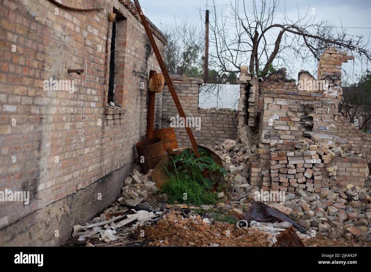 Zerstörte Häuser nach Bränden, Artillerie und Bomben während der russischen Invasion der Ukraine Stockfoto