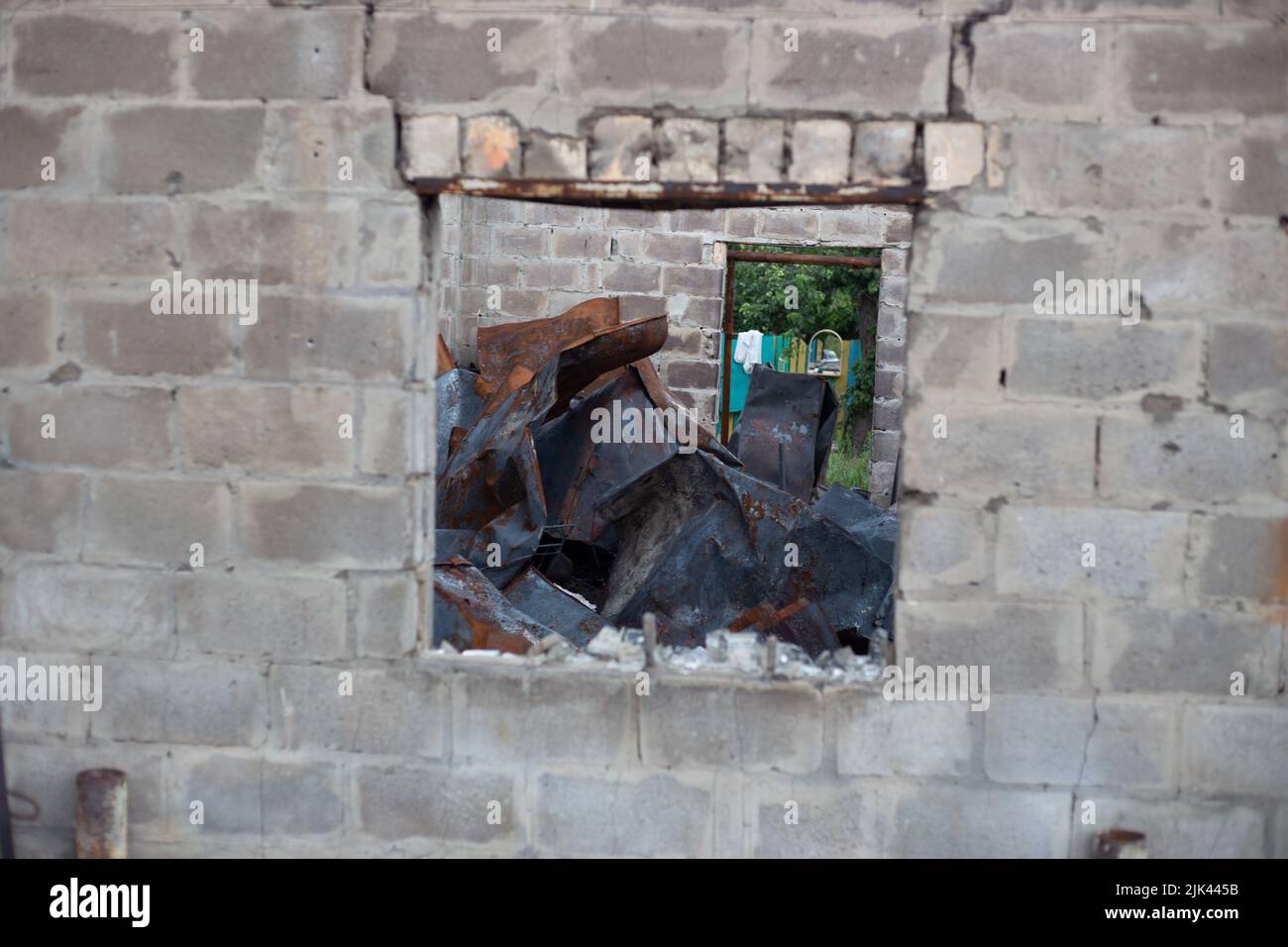 Zerstörte Häuser nach Bränden, Artillerie und Bomben während der russischen Invasion der Ukraine Stockfoto