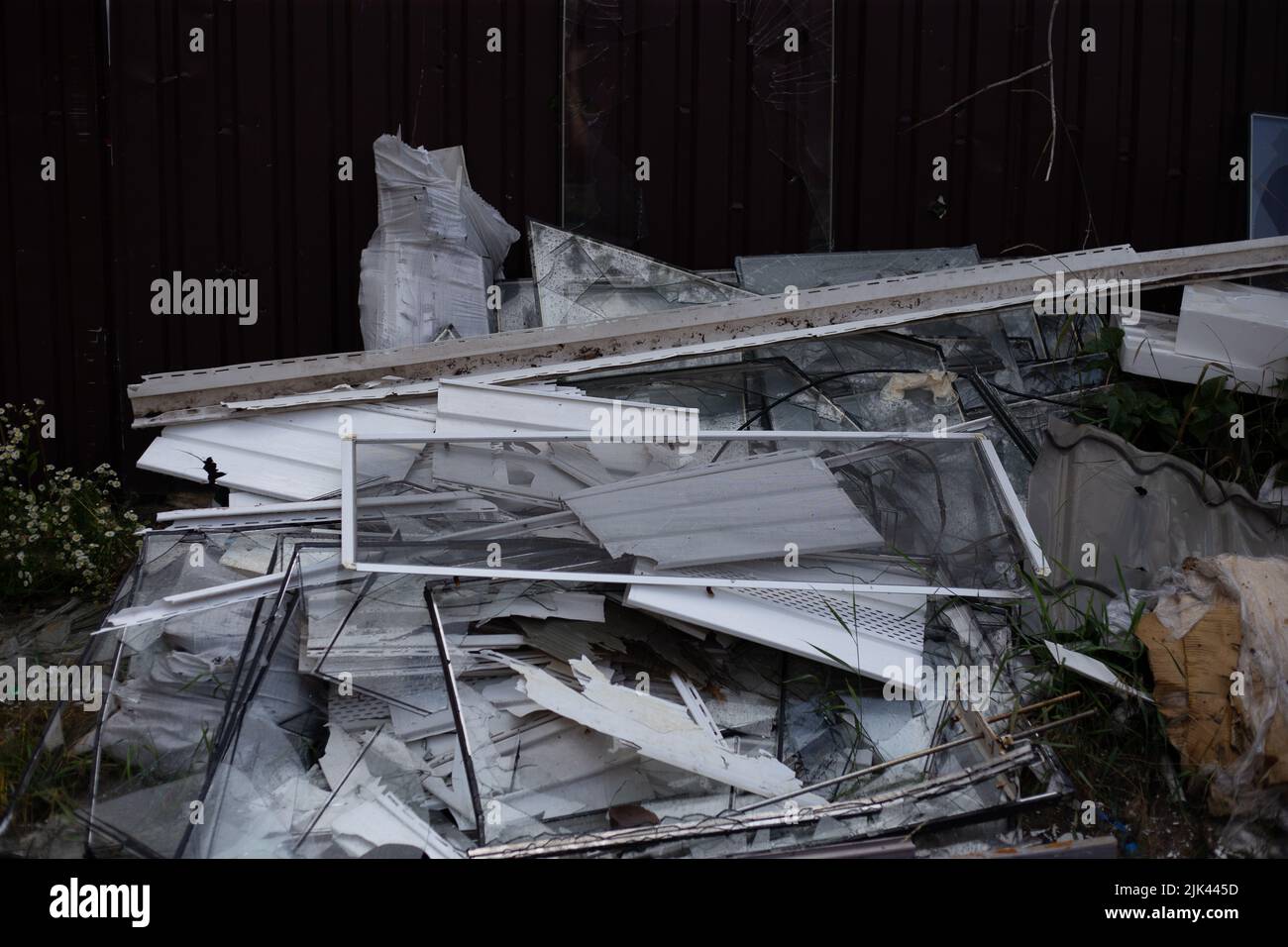 Zerstörte Häuser nach Bränden, Artillerie und Bomben während der russischen Invasion der Ukraine Stockfoto