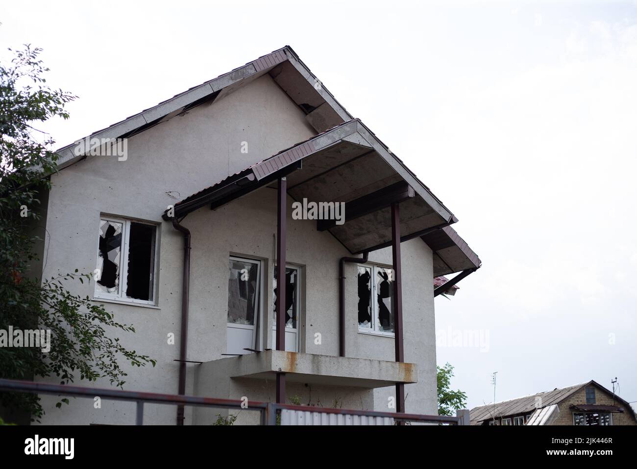Zerstörte Häuser nach Bränden, Artillerie und Bomben während der russischen Invasion der Ukraine Stockfoto