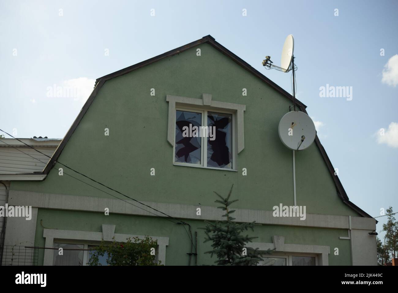 Zerstörte Häuser nach Bränden, Artillerie und Bomben während der russischen Invasion der Ukraine Stockfoto