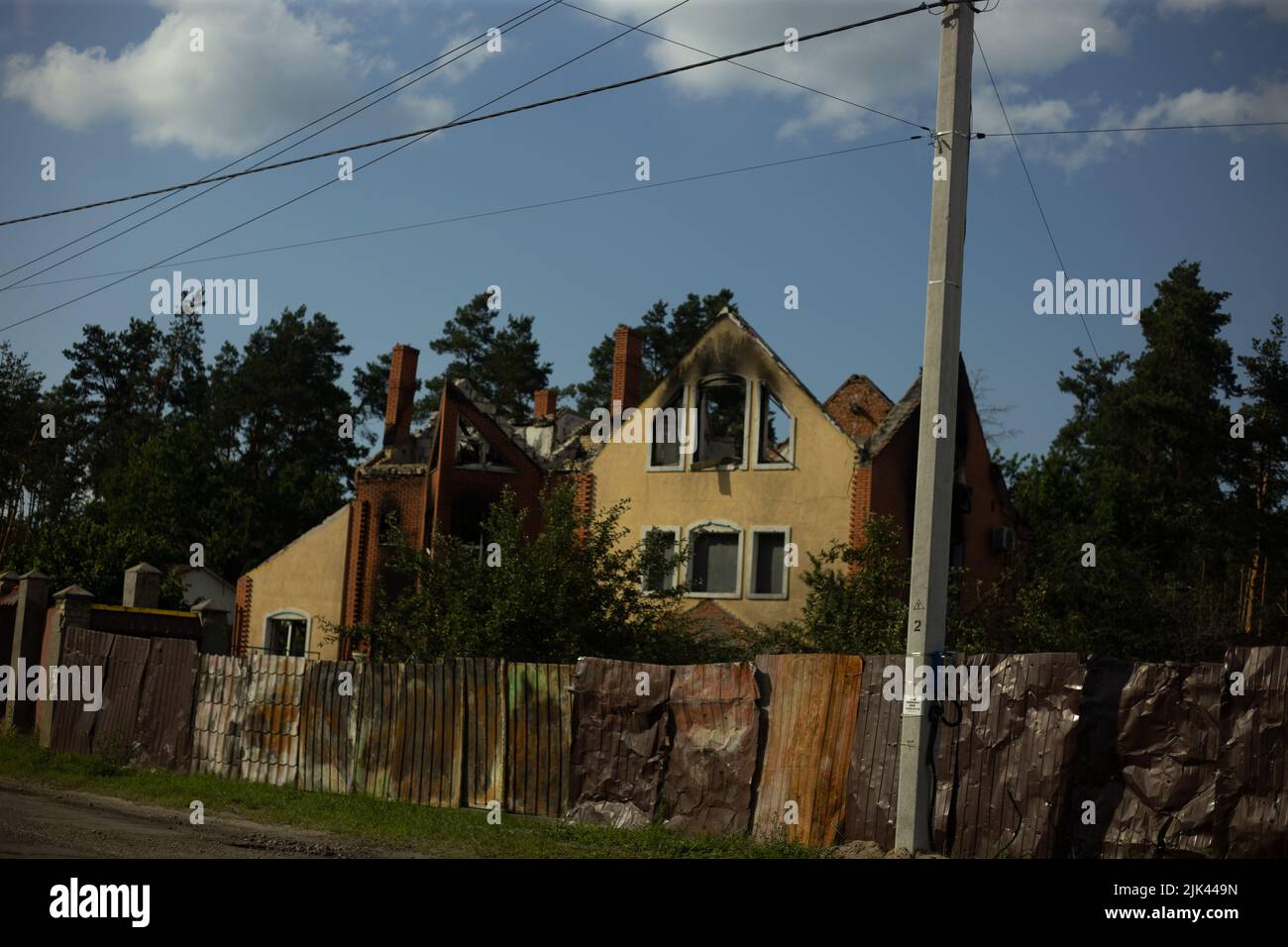 Zerstörte Häuser nach Bränden, Artillerie und Bomben während der russischen Invasion der Ukraine Stockfoto