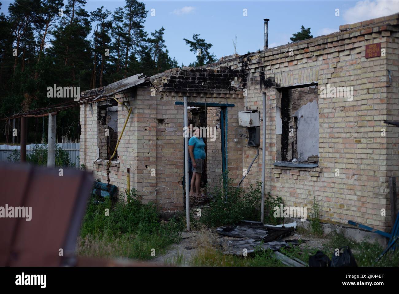 Zerstörte Häuser nach Bränden, Artillerie und Bomben während der russischen Invasion der Ukraine Stockfoto