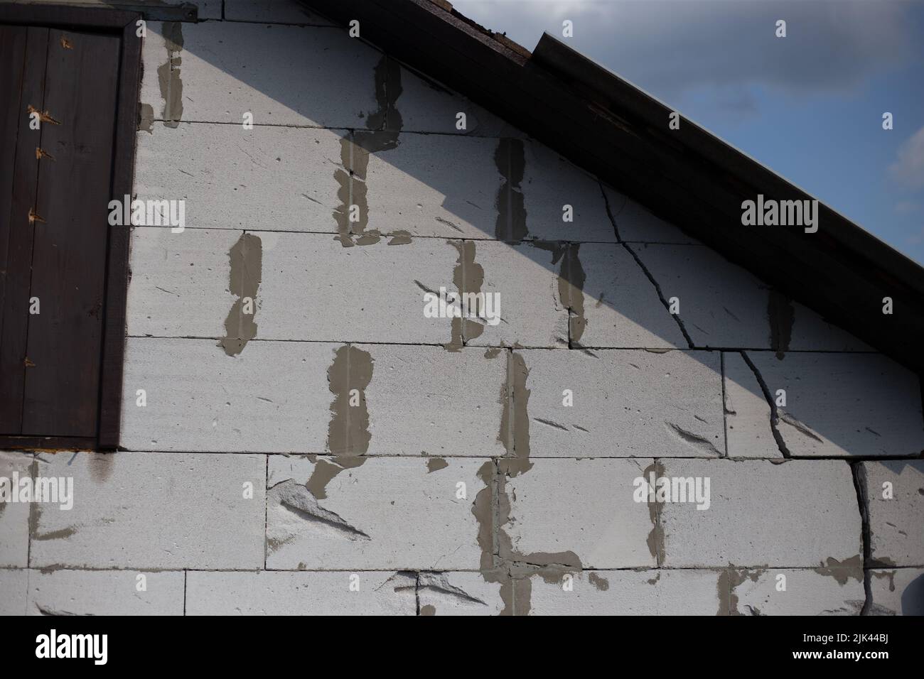 Zerstörte Häuser nach Bränden, Artillerie und Bomben während der russischen Invasion der Ukraine Stockfoto