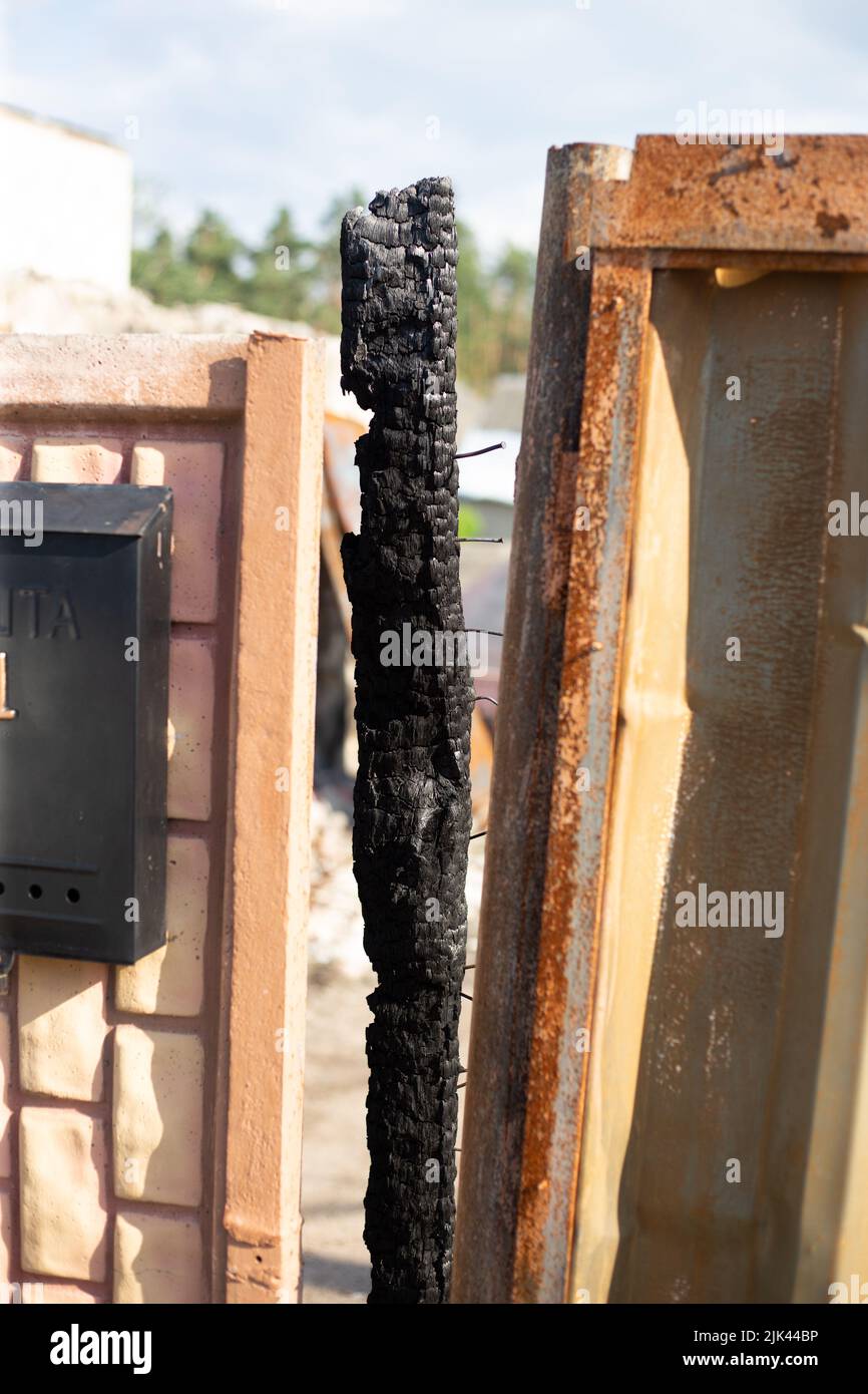 Zerstörte Häuser nach Bränden, Artillerie und Bomben während der russischen Invasion der Ukraine Stockfoto