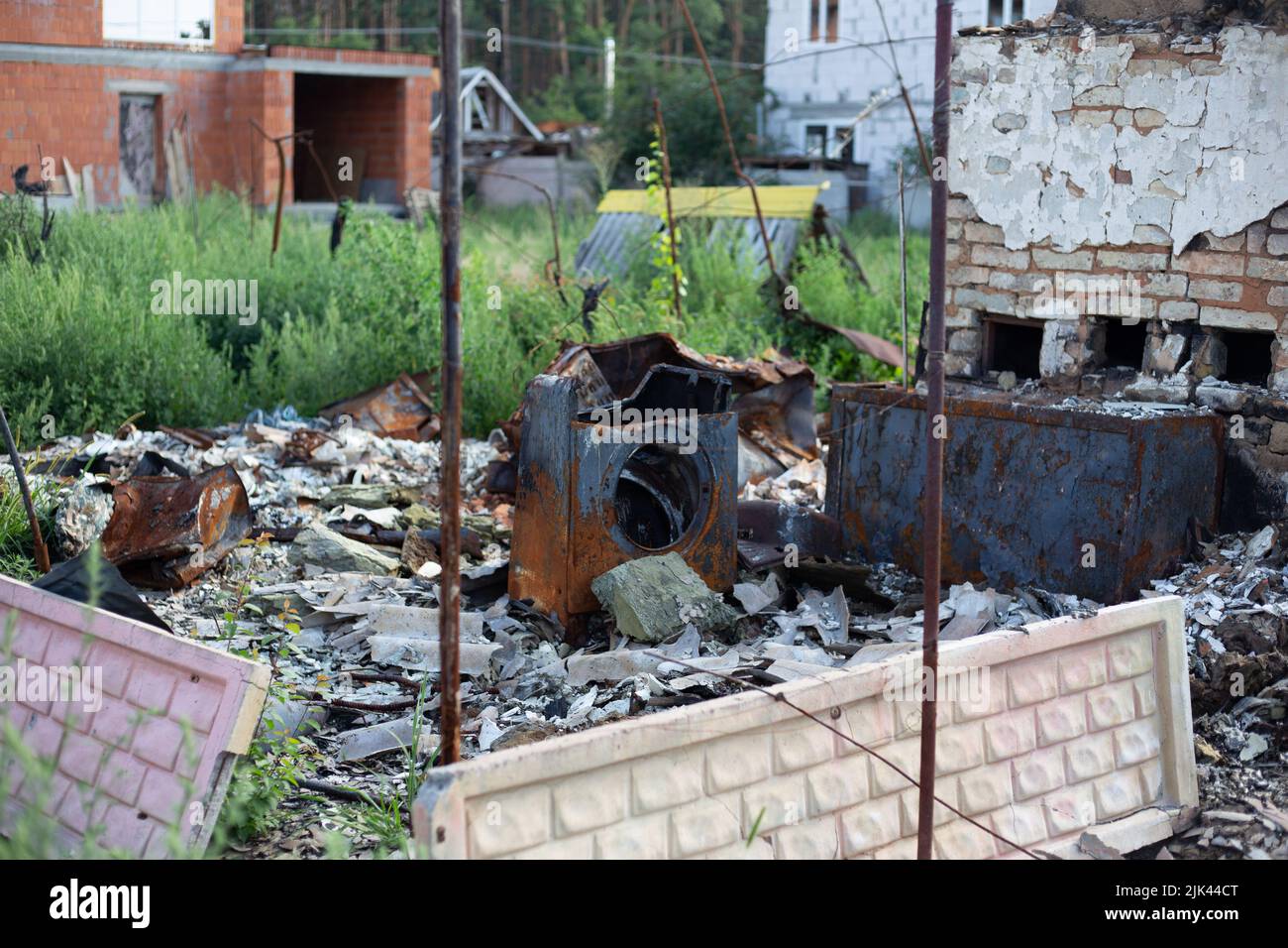 Zerstörte Häuser nach Bränden, Artillerie und Bomben während der russischen Invasion der Ukraine Stockfoto