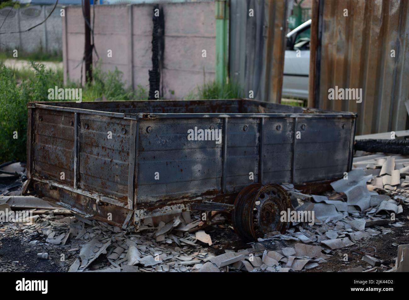 Zerstörte Häuser nach Bränden, Artillerie und Bomben während der russischen Invasion der Ukraine Stockfoto