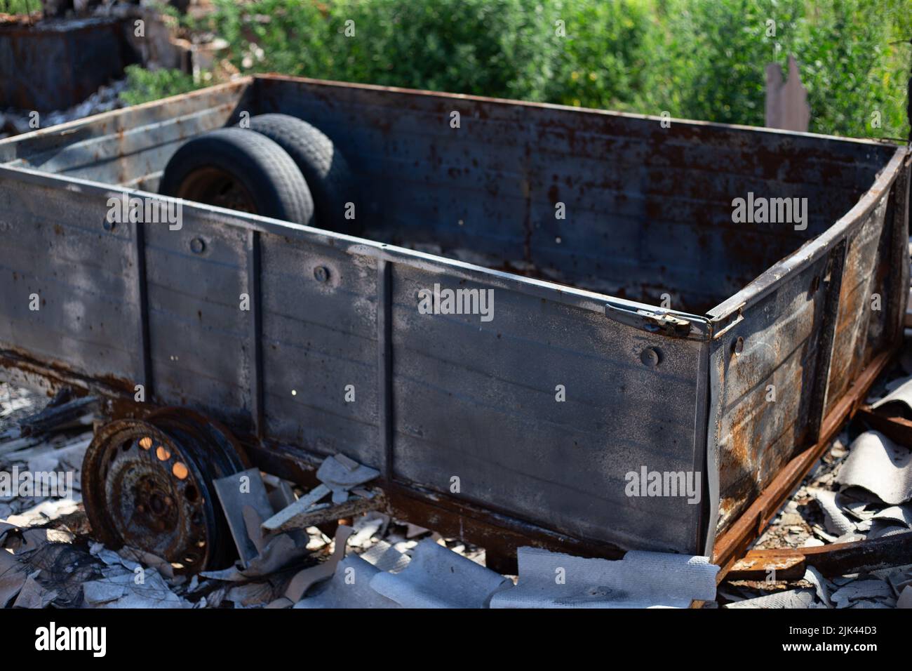 Zerstörte Häuser nach Bränden, Artillerie und Bomben während der russischen Invasion der Ukraine Stockfoto