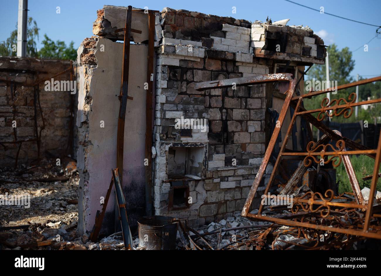 Zerstörte Häuser nach Bränden, Artillerie und Bomben während der russischen Invasion der Ukraine Stockfoto