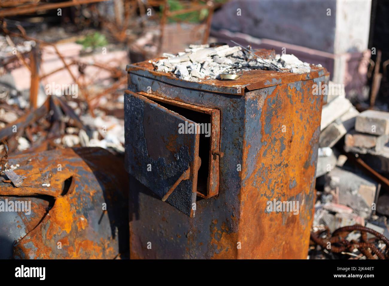 Zerstörte Häuser nach Bränden, Artillerie und Bomben während der russischen Invasion der Ukraine Stockfoto