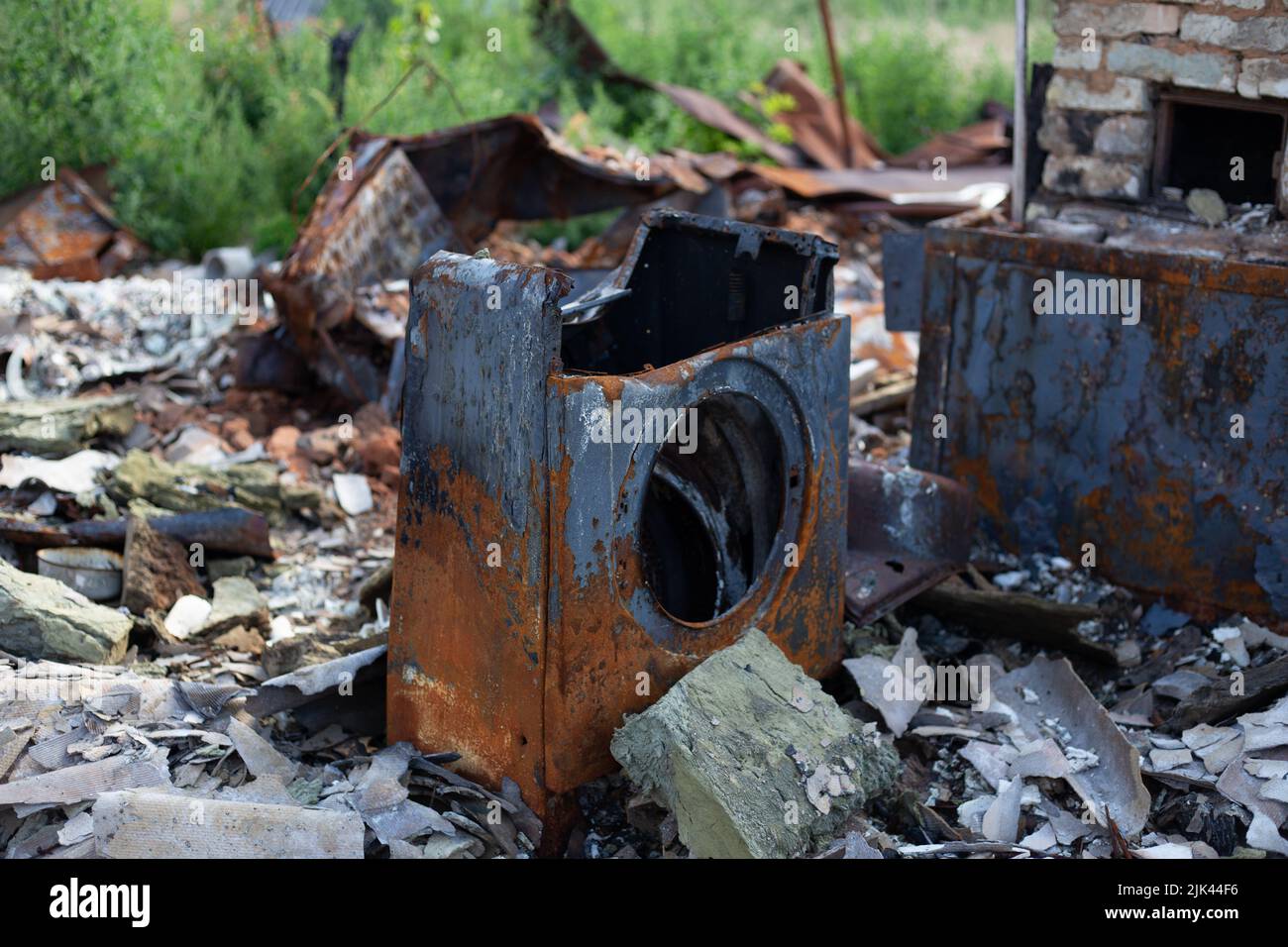 Zerstörte Häuser nach Bränden, Artillerie und Bomben während der russischen Invasion der Ukraine Stockfoto