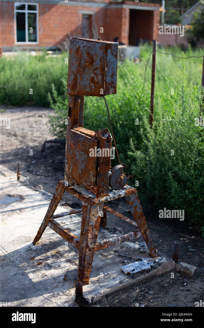 Zerstörte Häuser nach Bränden, Artillerie und Bomben während der russischen Invasion der Ukraine Stockfoto