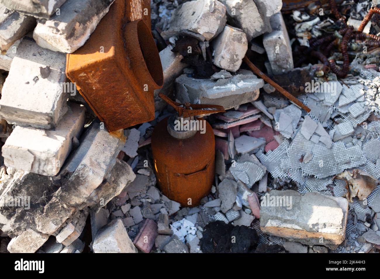 Zerstörte Häuser nach Bränden, Artillerie und Bomben während der russischen Invasion der Ukraine Stockfoto