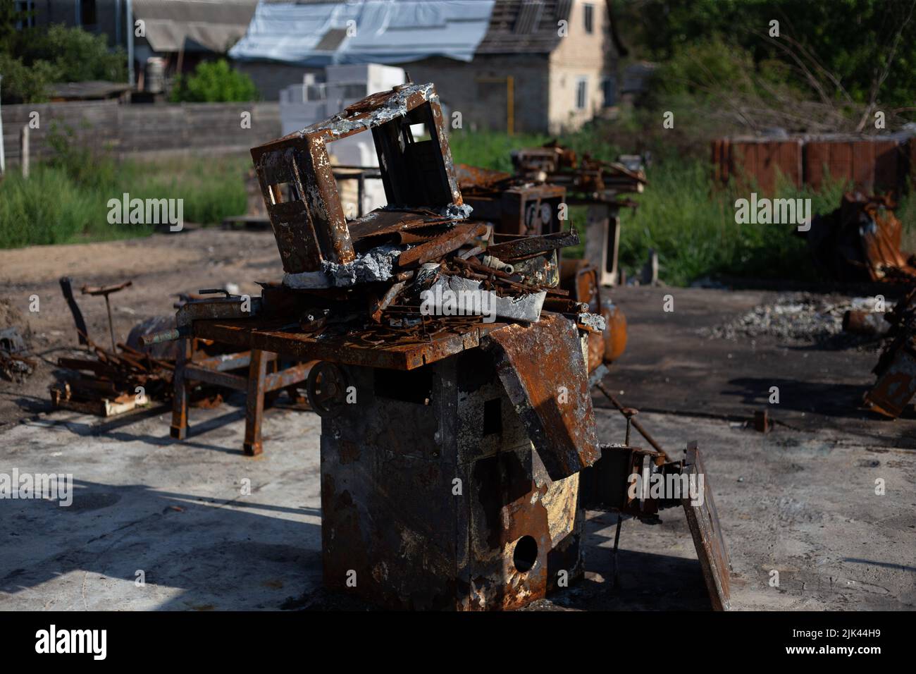 Zerstörte Häuser nach Bränden, Artillerie und Bomben während der russischen Invasion der Ukraine Stockfoto