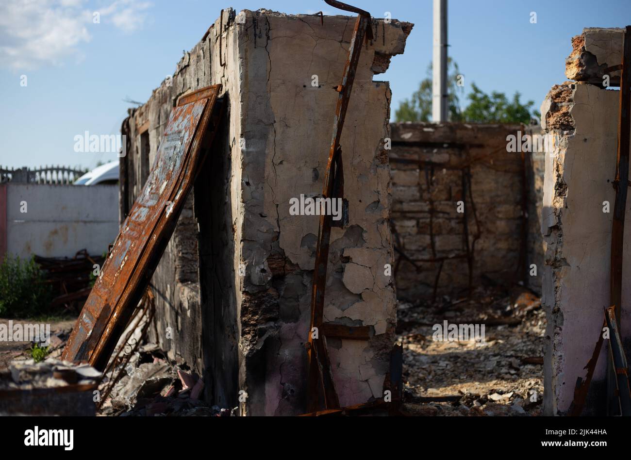 Zerstörte Häuser nach Bränden, Artillerie und Bomben während der russischen Invasion der Ukraine Stockfoto