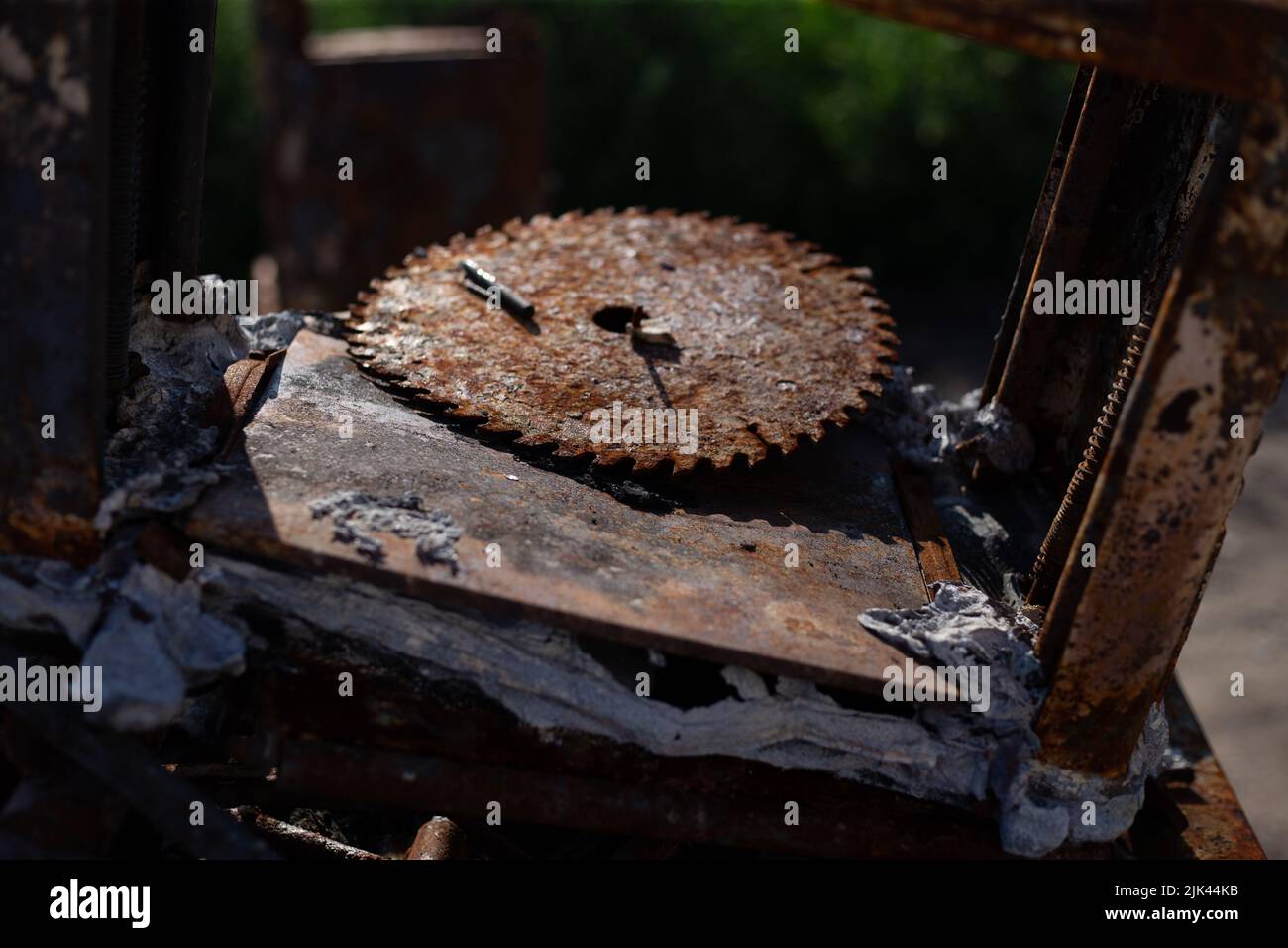 Zerstörte Häuser nach Bränden, Artillerie und Bomben während der russischen Invasion der Ukraine Stockfoto