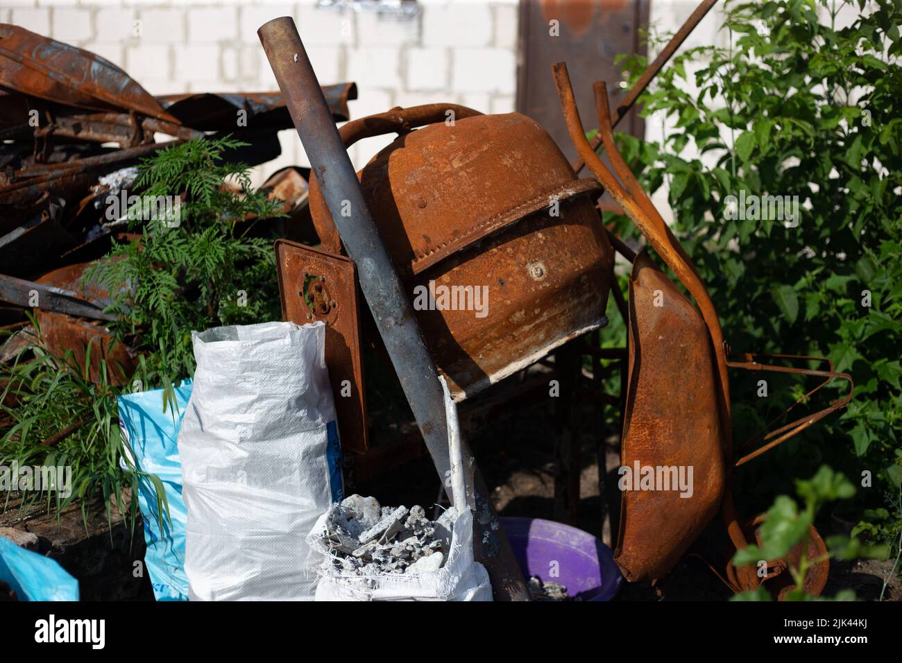 Zerstörte Häuser nach Bränden, Artillerie und Bomben während der russischen Invasion der Ukraine Stockfoto