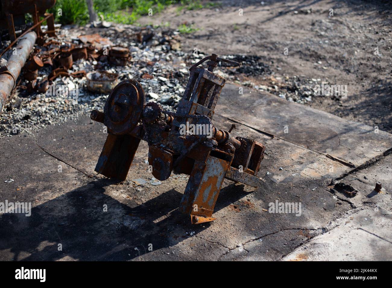 Zerstörte Häuser nach Bränden, Artillerie und Bomben während der russischen Invasion der Ukraine Stockfoto