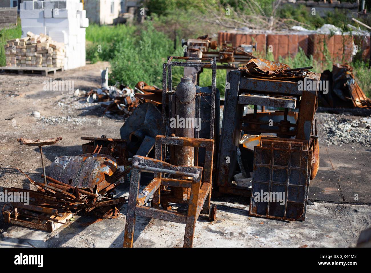 Zerstörte Häuser nach Bränden, Artillerie und Bomben während der russischen Invasion der Ukraine Stockfoto
