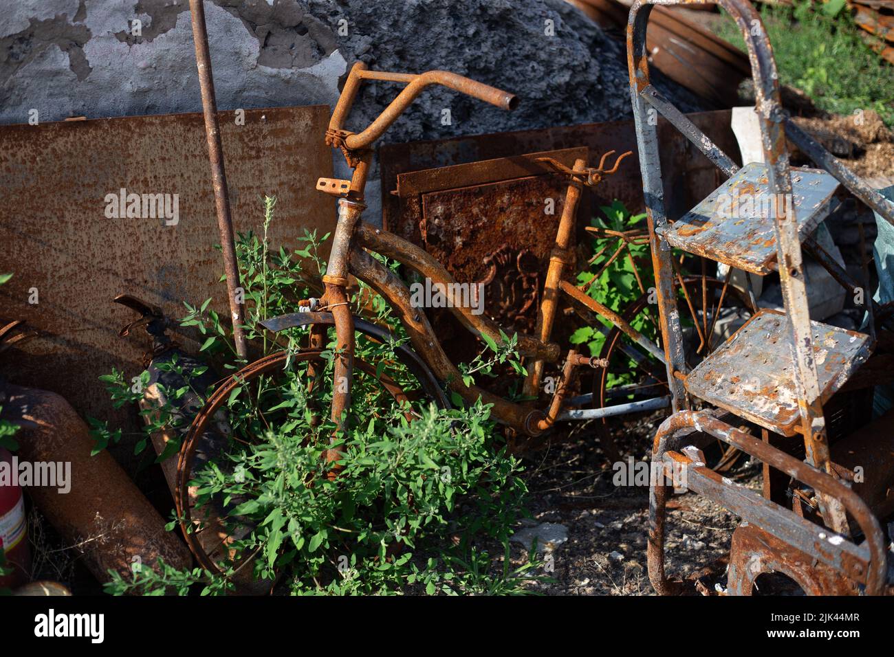 Zerstörte Häuser nach Bränden, Artillerie und Bomben während der russischen Invasion der Ukraine Stockfoto
