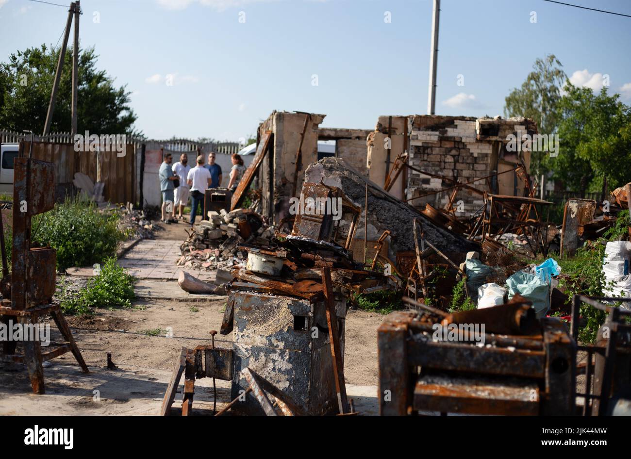 Zerstörte Häuser nach Bränden, Artillerie und Bomben während der russischen Invasion der Ukraine Stockfoto