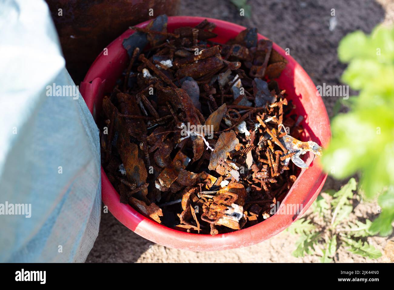 Zerstörte Häuser nach Bränden, Artillerie und Bomben während der russischen Invasion der Ukraine Stockfoto