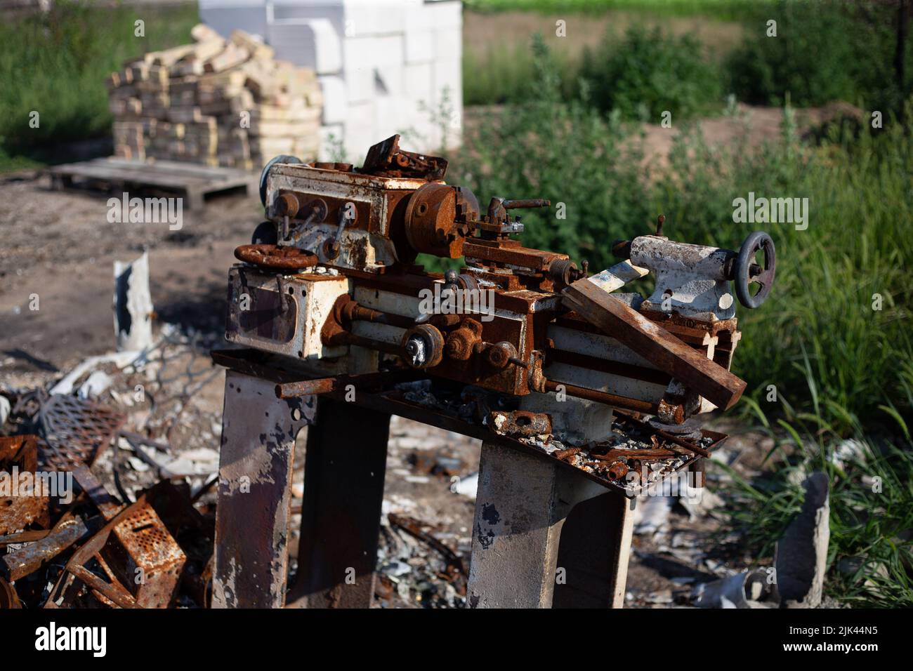 Zerstörte Häuser nach Bränden, Artillerie und Bomben während der russischen Invasion der Ukraine Stockfoto