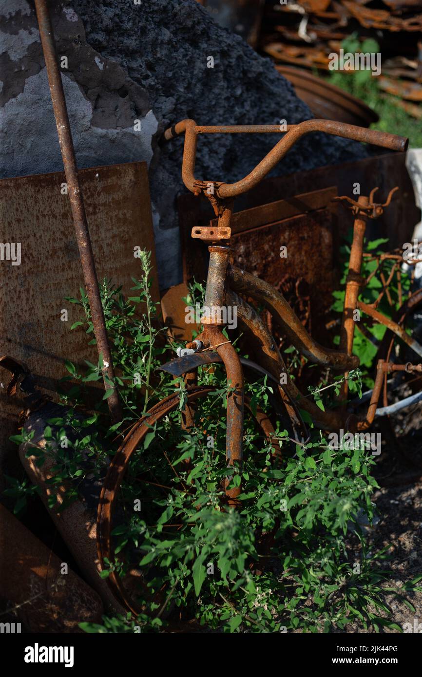 Zerstörte Häuser nach Bränden, Artillerie und Bomben während der russischen Invasion der Ukraine Stockfoto