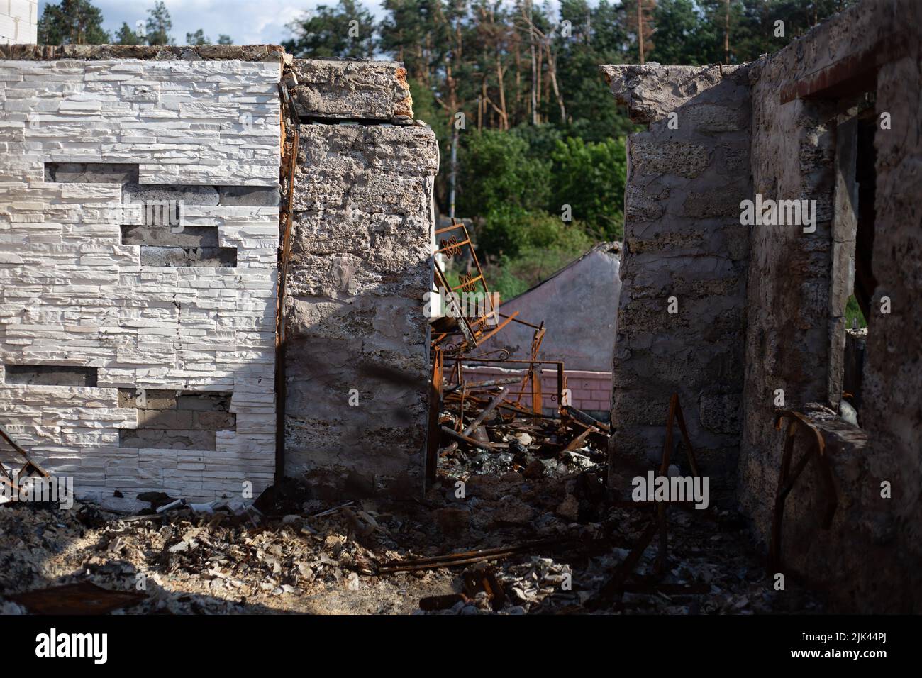 Zerstörte Häuser nach Bränden, Artillerie und Bomben während der russischen Invasion der Ukraine Stockfoto