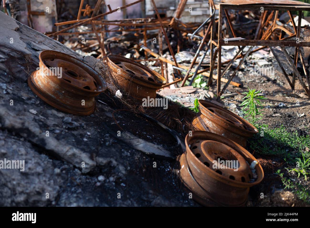 Zerstörte Häuser nach Bränden, Artillerie und Bomben während der russischen Invasion der Ukraine Stockfoto
