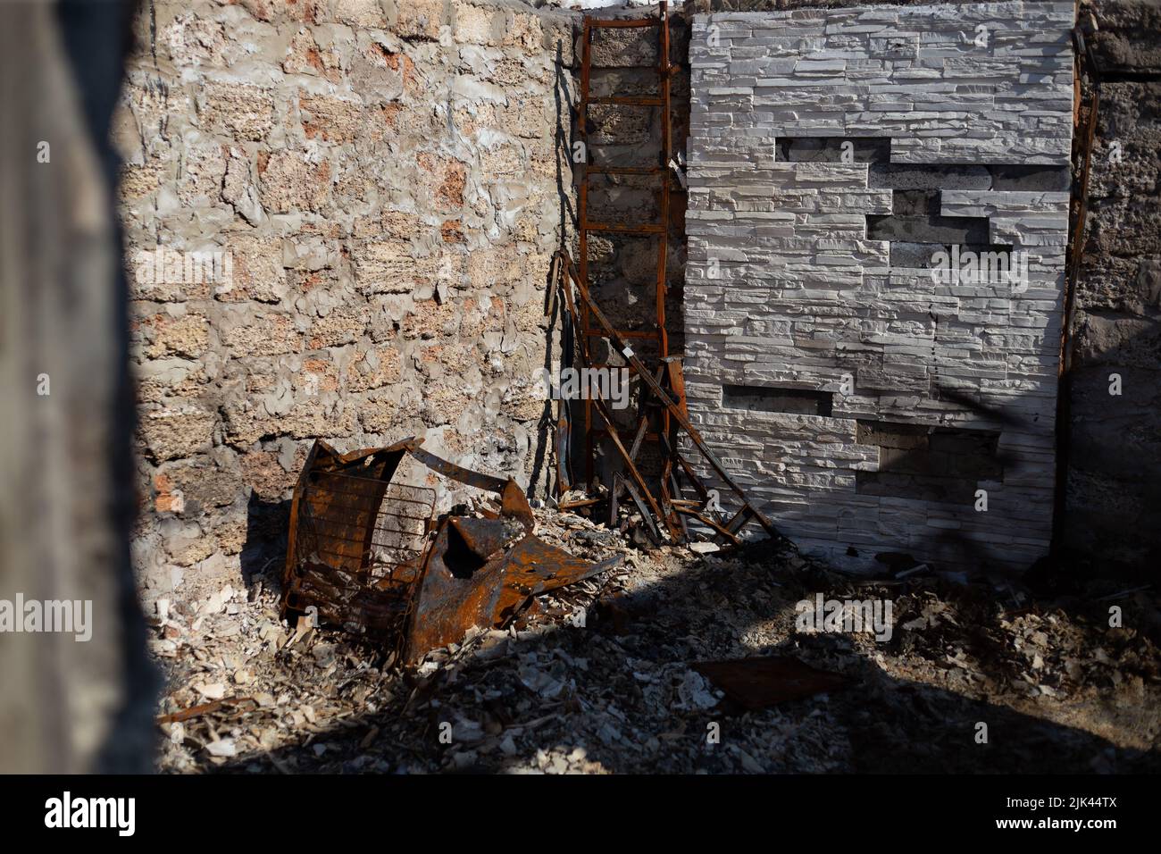 Zerstörte Häuser nach Bränden, Artillerie und Bomben während der russischen Invasion der Ukraine Stockfoto