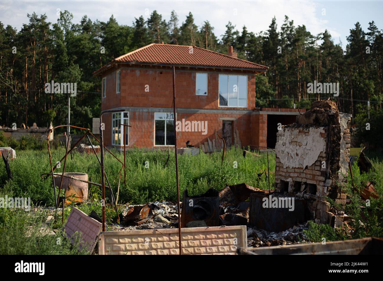 Zerstörte Häuser nach Bränden, Artillerie und Bomben während der russischen Invasion der Ukraine Stockfoto