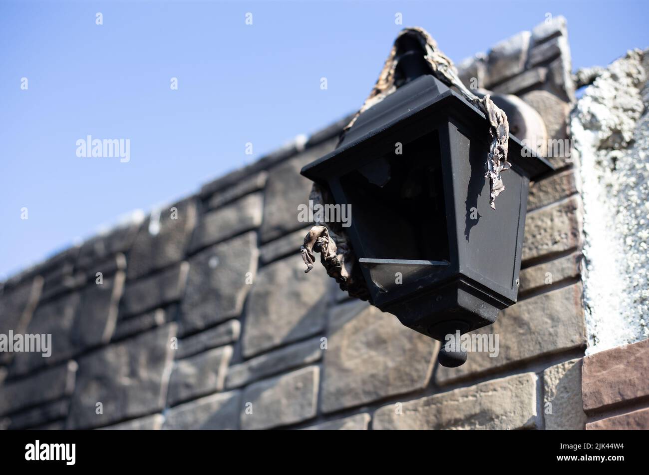 Zerstörte Häuser nach Bränden, Artillerie und Bomben während der russischen Invasion der Ukraine Stockfoto