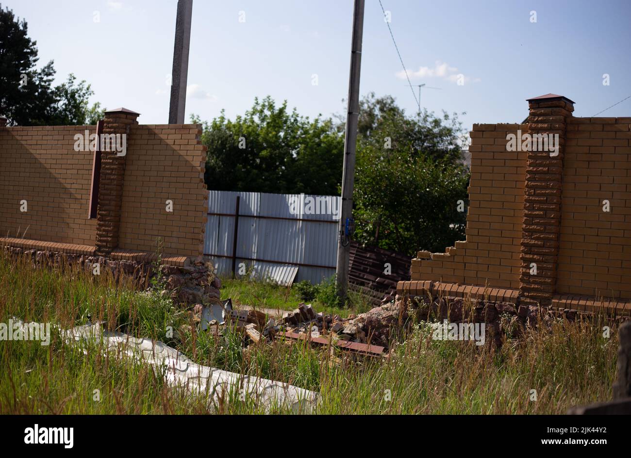 Zerstörte Häuser nach Bränden, Artillerie und Bomben während der russischen Invasion der Ukraine Stockfoto