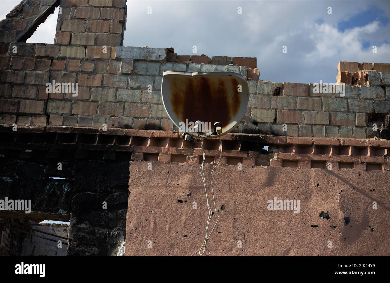 Zerstörte Häuser nach Bränden, Artillerie und Bomben während der russischen Invasion der Ukraine Stockfoto