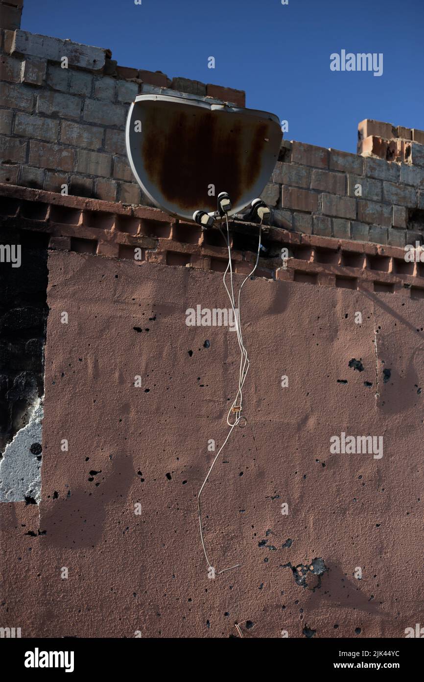 Zerstörte Häuser nach Bränden, Artillerie und Bomben während der russischen Invasion der Ukraine Stockfoto