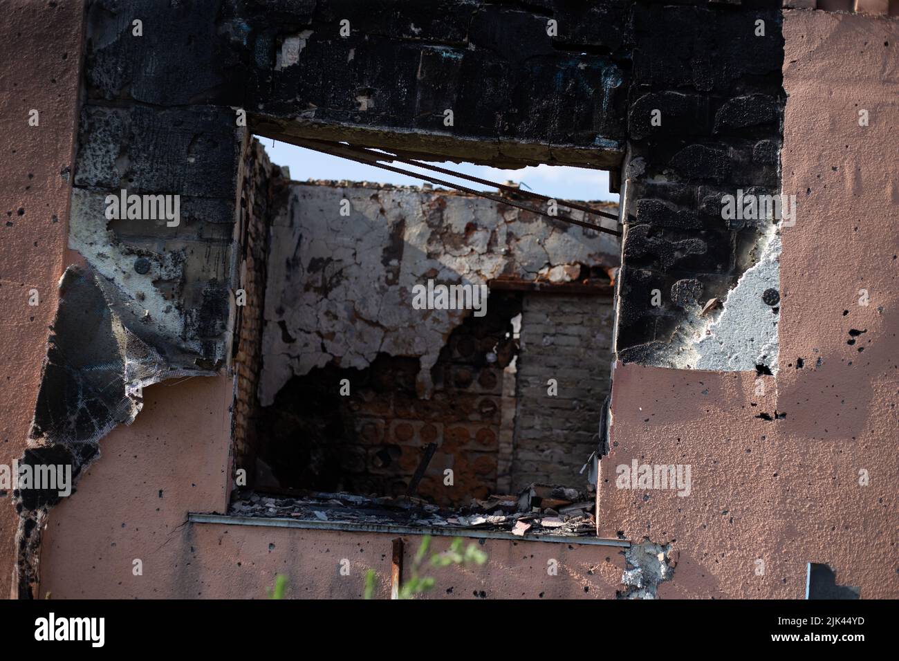 Zerstörte Häuser nach Bränden, Artillerie und Bomben während der russischen Invasion der Ukraine Stockfoto