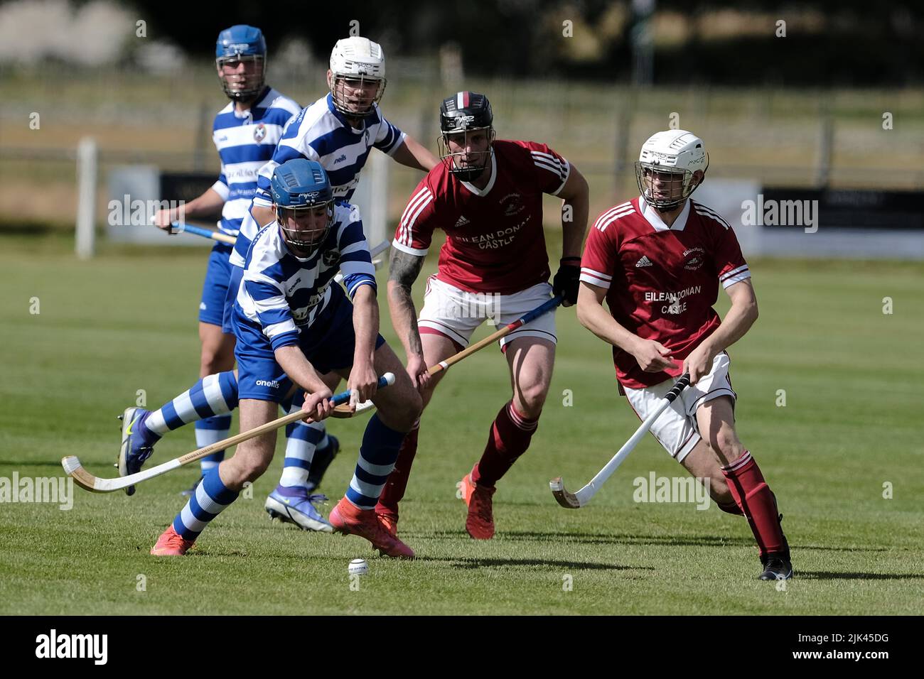 Newtonmore, Großbritannien. 30 Juli 2022. Newtonmore Camanachd Club First Team spielt Kinlochshiel auf der Eilan in der Mowi Premiership. Kingussie (in weiß und blau) gegen Kinlochshiel. Endergebnis 2-2. MOWI Premiership Ligaspiel. Shinty, oder „Camanachd“ in Schottland, ist ein Spiel, das nur in den Highlands zwischen Teams gespielt wird, die Dörfer und Städte repräsentieren. Das Spiel ist älter als die aufgezeichnete Geschichte Schottlands und wird auf einem Rasen mit einem kleinen Ball und Stöcken (genannt Caman) gespielt. . Kredit: Rob Gray/Alamy Live Nachrichten Stockfoto