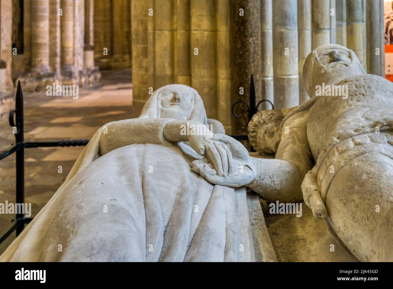 Grab von Richard Fitzalan, 3. Earl of Arundel und seiner Frau Eleanor in der Chichester Cathedral - die Inspiration für das Philip Larkin-Gedicht an Arundel Tomb. Stockfoto