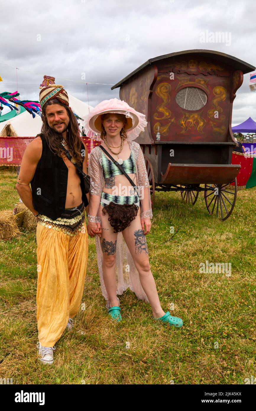 Chettle, Dorset, Großbritannien. 30.. Juli 2022. Tausende strömen in das skurrile Chettle Village Fete, wahrscheinlich das skurrilste im Land, um die skurrilen Veranstaltungen zu sehen oder zu parken. Viele reisen große Distanzen, um einen lustigen, actiongeladenen Tag zu genießen und Geld für wohltätige Zwecke zu sammeln. Quelle: Carolyn Jenkins/Alamy Live News Stockfoto