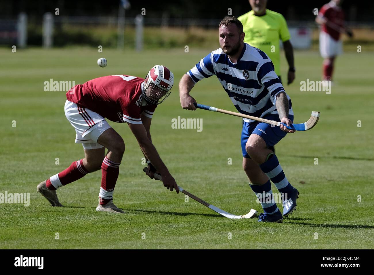 Newtonmore, Großbritannien. 30 Juli 2022. Newtonmore Camanachd Club First Team spielt Kinlochshiel auf der Eilan in der Mowi Premiership. Kingussie (in weiß und blau) gegen Kinlochshiel. Endergebnis 2-2. MOWI Premiership Ligaspiel. Shinty, oder „Camanachd“ in Schottland, ist ein Spiel, das nur in den Highlands zwischen Teams gespielt wird, die Dörfer und Städte repräsentieren. Das Spiel ist älter als die aufgezeichnete Geschichte Schottlands und wird auf einem Rasen mit einem kleinen Ball und Stöcken (genannt Caman) gespielt. . Kredit: Rob Gray/Alamy Live Nachrichten Stockfoto