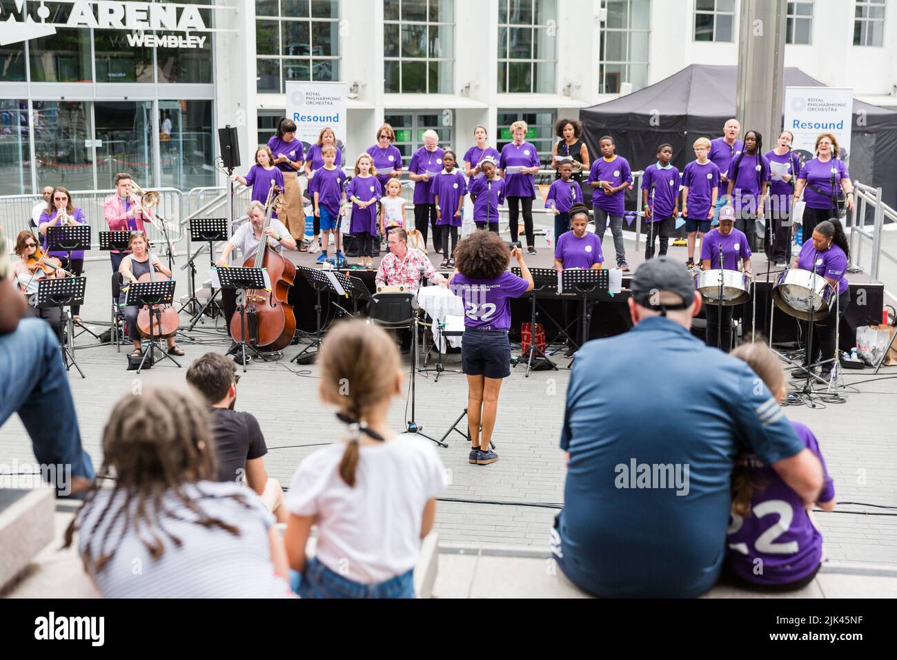 Wembley Park, London, Großbritannien. 30.. Juli 2022. Musiker des Royal Philharmonic Orchestra, begleitet von der Brent Music Academy, spielen die brandneue Brent Women’s EURO 2022 Anthem, komponiert von Shirley J. Thompson OBE. Im Rahmen des Kulturprogramms mit dem Verband und dem Arts Council werden Brents eigene RPO-Quintette zusammen mit Sängern aus nahe gelegenen Schulen und der lokalen Gemeinde auch The Beautiful Game und die neue Lokalhymne spielen. Amanda Rose/Alamy Live News Stockfoto