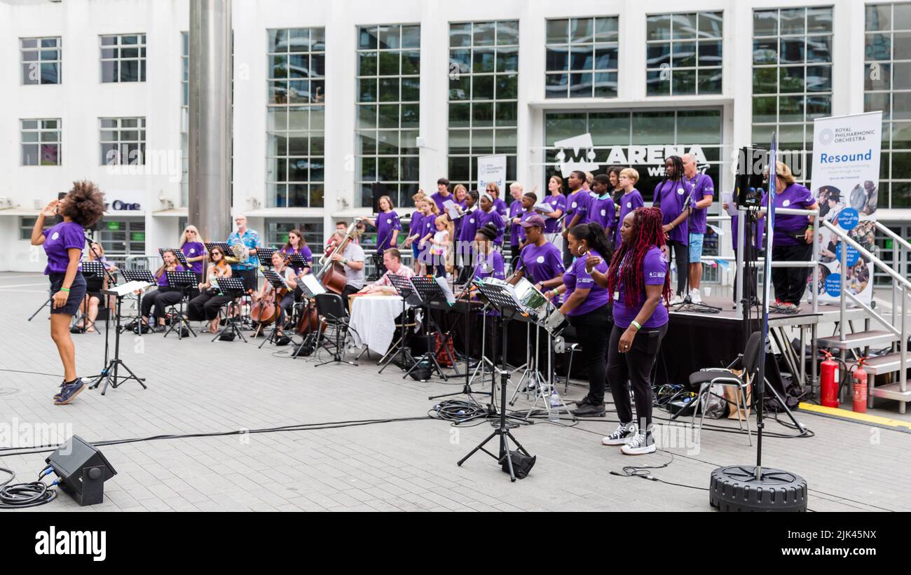 Wembley Park, London, Großbritannien. 30.. Juli 2022. Musiker des Royal Philharmonic Orchestra, begleitet von der Brent Music Academy, spielen die brandneue Brent Women’s EURO 2022 Anthem, komponiert von Shirley J. Thompson OBE. Im Rahmen des Kulturprogramms mit dem Verband und dem Arts Council werden Brents eigene RPO-Quintette zusammen mit Sängern aus nahe gelegenen Schulen und der lokalen Gemeinde auch The Beautiful Game und die neue Lokalhymne spielen. Amanda Rose/Alamy Live News Stockfoto