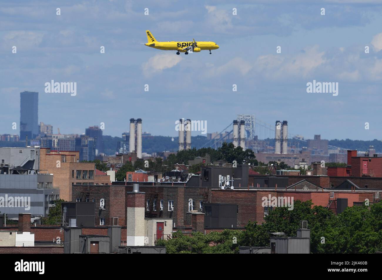 USA. 30.. Juli 2022. Spirit Airlines Flug NK718 von Dallas, TX, fliegt über Queens, während er sich LaGuardia zur Landung nähert, im Stadtteil Queens von New York City, NY, 30. Juli 2022. JetBlue hat eine $3,8-Milliarden-Transaktion der Ultra-Low-Cost-Fluggesellschaft Spirit Airlines erreicht, die Frontier Airlines übertrifft. (Foto von Anthony Behar/Sipa USA) Quelle: SIPA USA/Alamy Live News Stockfoto