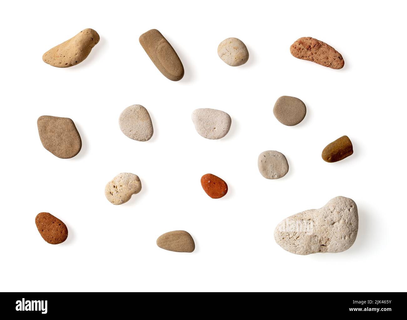 Mehrfarbige Meereskiesel, isoliert auf weißem Hintergrund. Abgerundete bunte Steine von einem Strand. Design-Element für Sommerurlaub, Urlaub am Meer. Stockfoto
