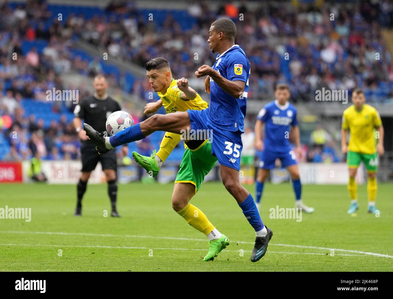 Milot Rashica (links) von Norwich City und Andy Rinomhota von Cardiff City kämpfen während des Sky Bet Championship-Spiels im Cardiff City Stadium um den Ball. Bilddatum: Samstag, 30. Juli 2022. Stockfoto